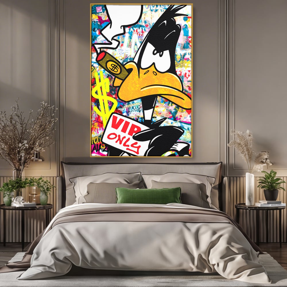 Tablou canvas cu tablou canvas cu daffy duck si dolari, in rama de aluminiu auriu, pe perete intr-un dormitor